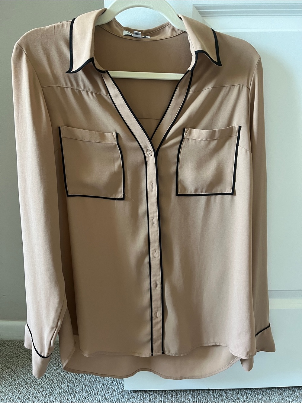 Express Portofino Blouse in Blush with Black Trim Size M - Picture 6 of 6